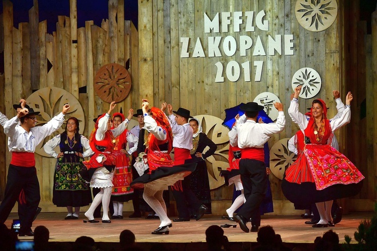 Prezentacja zespołów w namiocie festiwalowym 