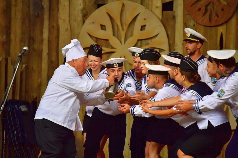 Prezentacja zespołów w namiocie festiwalowym 