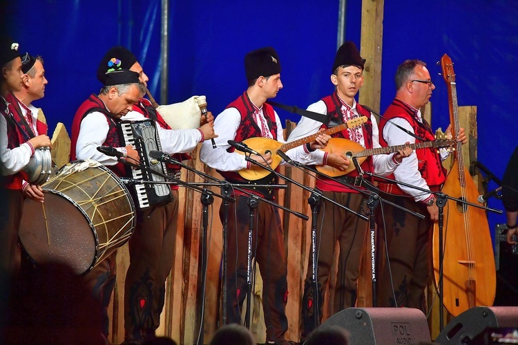 Prezentacja zespołów w namiocie festiwalowym 