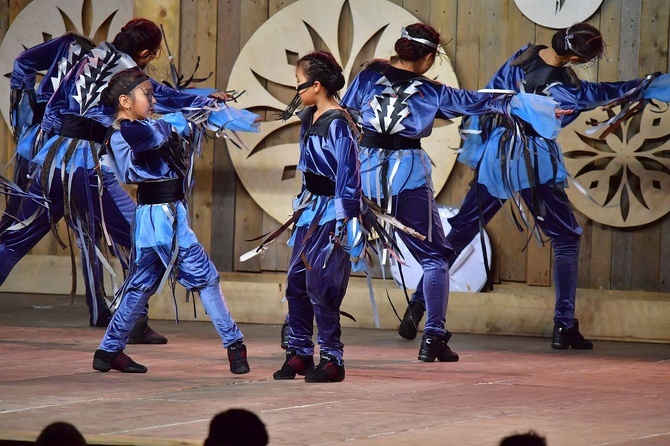 Prezentacja zespołów w namiocie festiwalowym 