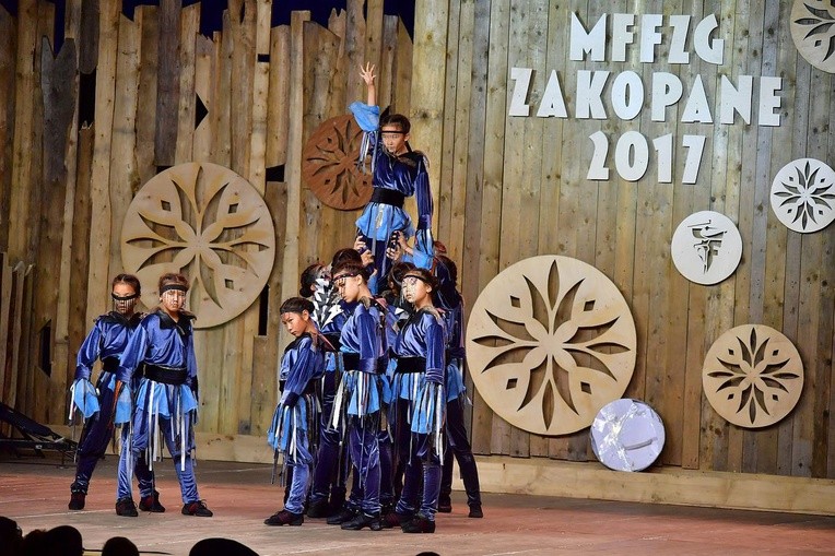 Prezentacja zespołów w namiocie festiwalowym 