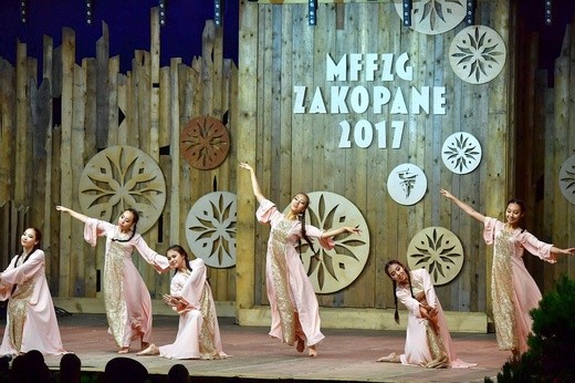 Prezentacja zespołów w namiocie festiwalowym 