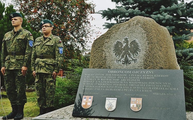 Uczniowie klasy mundorowej z Zespołu Szkół nr 1 im. S. Staszica w Płońsku zaciągnęli wartę honorową przy pamiątkowym obelisku w Arcelinie