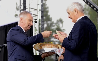 Jako pierwsi dożynkowym chlebem połamali się gospodarze: Marian Niemirski (z lewej), starosta powiatu przysuskiego, i Władysław Czarnecki, wójt gminy Gielniów 