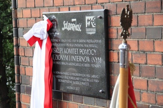 Tablica dla Biskupiego Komitetu Pomocy