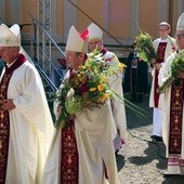 Biskupi na obchodach w Rudach Raciborskich.