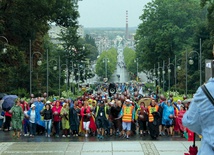 Ostatnie metry, pątnicy już u celu. 