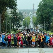 Ostatnie metry, pątnicy już u celu. 