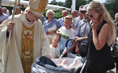 Kamień Śląski, 15 sierpnia. Pasterz z owcami i… owieczkami.