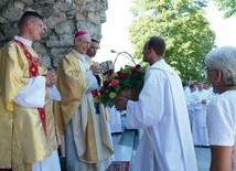 Na Górze św. Anny pielgrzymi składali życzenia jubilatowi,  abp. Alfonsowi Nossolowi.