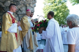 Na Górze św. Anny pielgrzymi składali życzenia jubilatowi,  abp. Alfonsowi Nossolowi.
