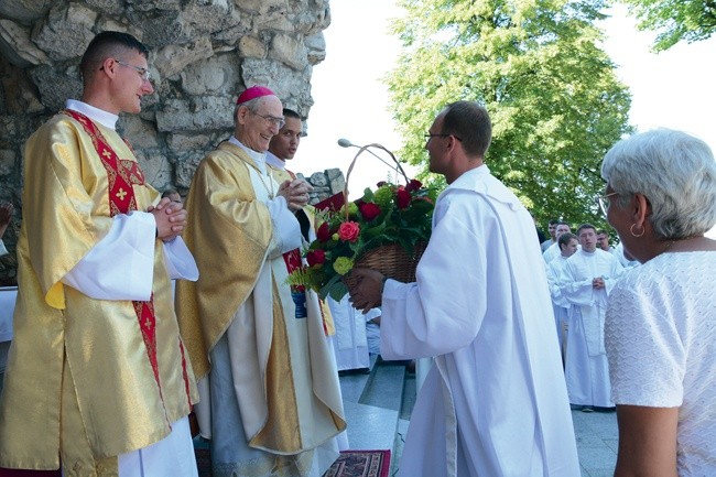 Na Górze św. Anny pielgrzymi składali życzenia jubilatowi,  abp. Alfonsowi Nossolowi.