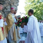 Na Górze św. Anny pielgrzymi składali życzenia jubilatowi,  abp. Alfonsowi Nossolowi.