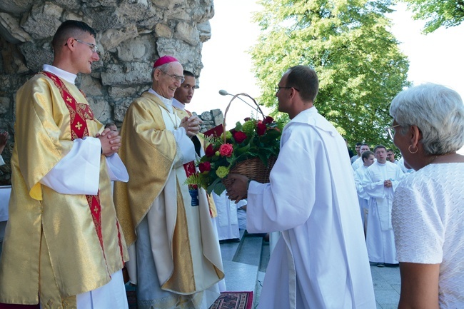 Na Górze św. Anny pielgrzymi składali życzenia jubilatowi,  abp. Alfonsowi Nossolowi.