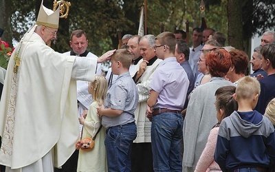 – Ten święty niech będzie patronem trudnych dróg polskiego życia chrześcijańskiego – mówił abp Gądecki w kazaniu, zaś na zakończenie liturgii błogosławił dzieci.