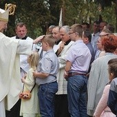 – Ten święty niech będzie patronem trudnych dróg polskiego życia chrześcijańskiego – mówił abp Gądecki w kazaniu, zaś na zakończenie liturgii błogosławił dzieci.