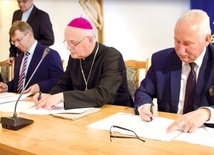 Podpisanie listu intencyjnego w kurii olsztyńskiej. 