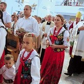 ▲	Kamień węgielny, wniesiony w procesji przez rodzinę Bednarzów, przywiózł dla parafii z Fatimy ks. prof. Józef Kloch, były rzecznik KEP.