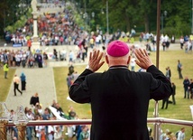 ▲	Wchodzących pielgrzymów witał bp Józef Wróbel.