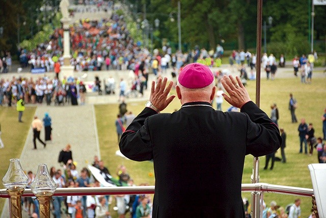 ▲	Wchodzących pielgrzymów witał bp Józef Wróbel.