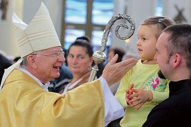 ▲	Wśród uczestników Mszy św. było dużo rodzin z małymi dziećmi.