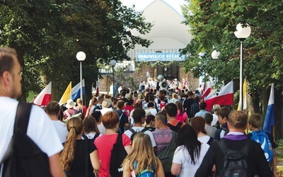 W pobliżu kościoła jest źródełko. Woda w nim płynąca uważana  jest za cudowną.