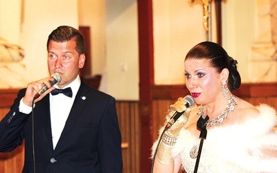 ▲	Pieśni maryjne w uroczystość Wniebowzięcia NMP śpiewali Anna Cymmerman i Jacek Malanowski.