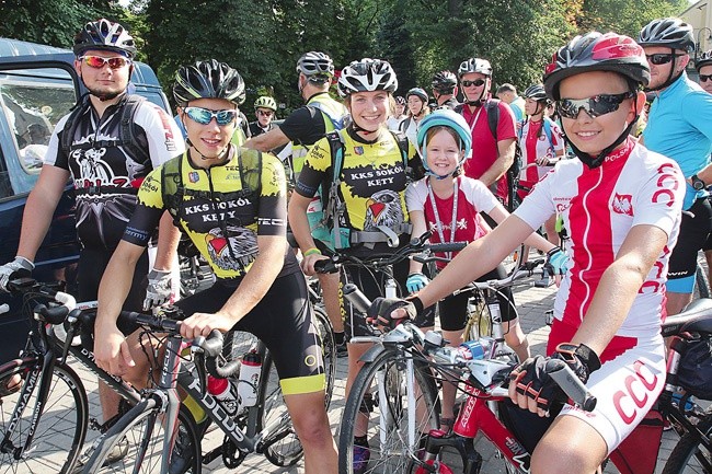 Rowerowi pielgrzymi, którzy wyruszyli z Andrychowa z Magdą Zielińską, kolarską mistrzynią MTB juniorek (w środku).