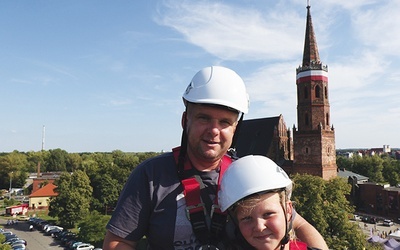 ▲	– Panuje miła atmosfera, spotykamy wesołych ludzi i jest mnóstwo atrakcji dla dzieci – mówi Damian Baziuk, który z córką  Julią podziwiał panoramę kolegiaty  z platformy strażackiego podnośnika.