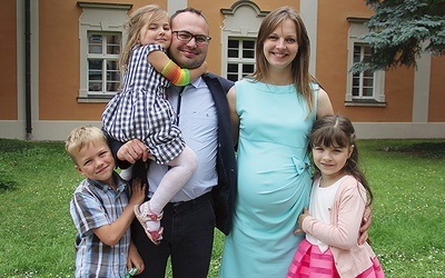Dorota i Jan Nowakowscy z Lubska mają już trójkę dzieci. To: Marta (8 lat), Krzyś (7 lat) i Hania (4 lata). Z niecierpliwością oczekują na narodziny czwartego.