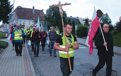 ▲	35 pielgrzymów wyruszyło z Bobolic w stronę Chlebowa.