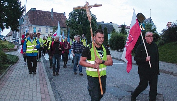 ▲	35 pielgrzymów wyruszyło z Bobolic w stronę Chlebowa.