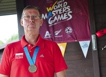 ▲	Andrzej Nastachowski z dumą prezentuje jeden ze zdobytych w Nowej Zelandii złotych medali.