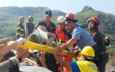 Dziecko uratowane spod gruzów na wyspie Ischia