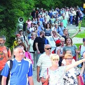 ▲	Wielu wiernych rozumie wagę problemu alkoholowego. Świadczy o tym m.in. fakt, że od lat wzrasta liczba pątników  do Matemblewa.