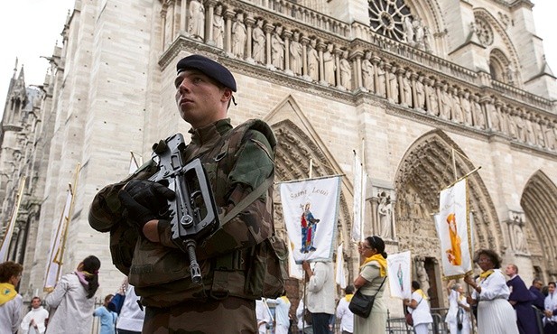 Żołnierz ochrania procesję przed katedrą Notre Dame w uroczystość Wniebowzięcia NMP.
15.08.2017 Paryż, Francja