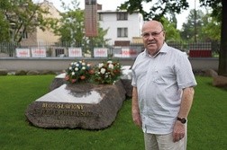 Ks. Bernard Brien urodził się dokładnie wtedy, kiedy ks. Jerzy Popiełuszko  – 14 września 1947 r. Dziś propaguje kult polskiego męczennika we Francji. Krótko przed 70. urodzinami modlił się przy grobie odnalezionego „brata bliźniaka”  – jak nazywa ks. Jerzego.