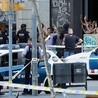 Policja sprawdza przechodniów  na La Rambla po tym, jak rozpędzony samochód wjechał w tłum ludzi na tym słynnym barcelońskim deptaku, zabijając 13 osób  i raniąc prawie 130.