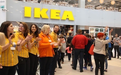 Pracownicy IKEA powitali pierwszych klientów oklaskami