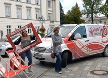 Wóz transmisyjny stanął na pl. Corazziego przed Urzędem Miejskim