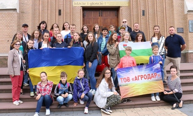 Goście i gospodarze przed radomską katedrą