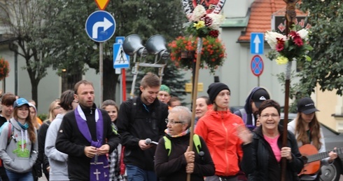 W drogę wyruszyli spod żywieckiej konkatedry Narodzenia NMP - pod przewodnictwem ks. Tomasza Wali