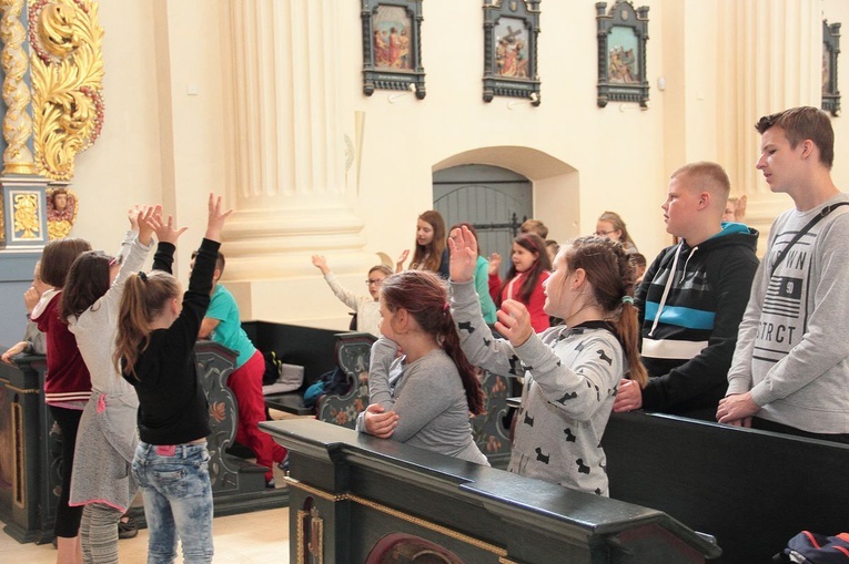 Kolonia Caritas na wycieczce w Skrzatuszu