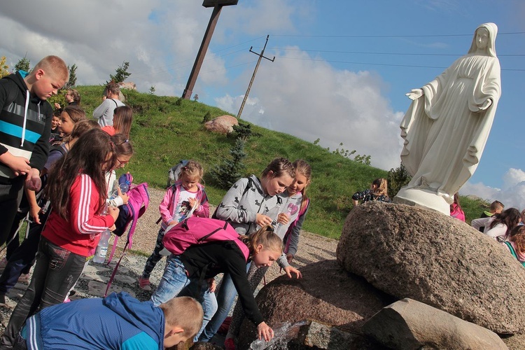 Kolonia Caritas na wycieczce w Skrzatuszu