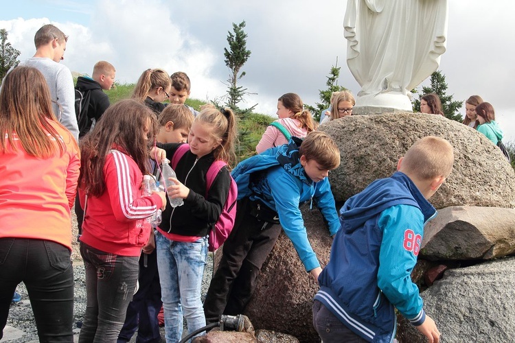 Kolonia Caritas na wycieczce w Skrzatuszu