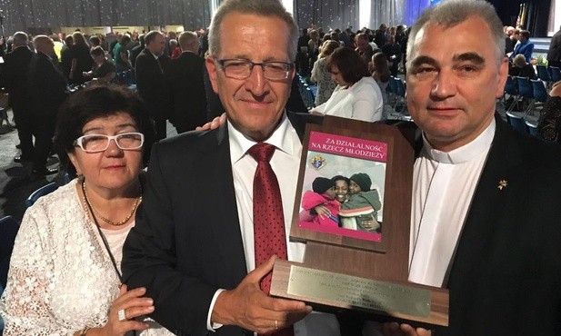 Chwilę po odebraniu nagrody Marek Podlewski z małżonką i ks. Wiesław Lenartowicz