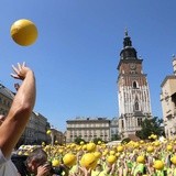 Bicie rekordu Guinnessa w podbijaniu piłki siatkowej