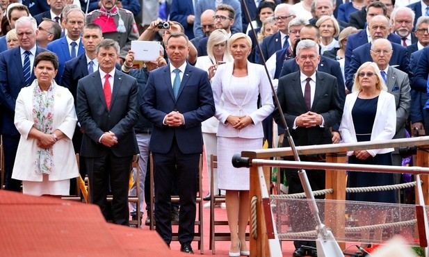 Rozpoczęła się msza na 300-lecie koronacji jasnogórskiego obrazu