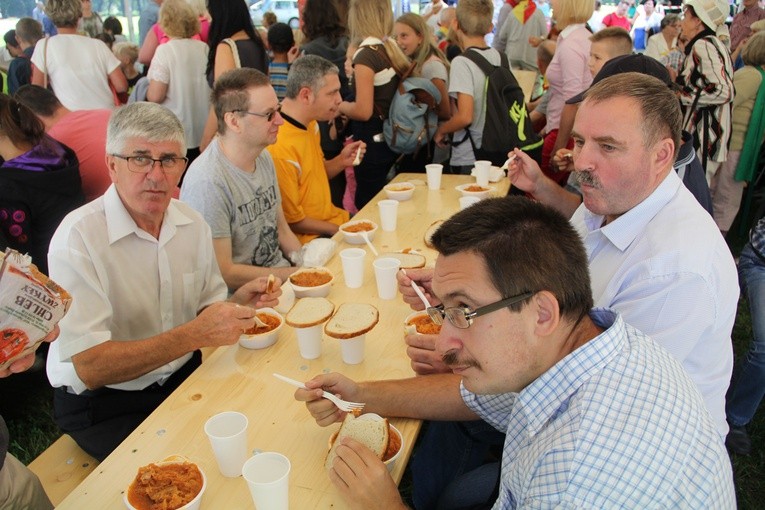 Pielgrzymka i piknik w Henrykowie