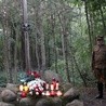 W Kolonii Wawrzyszew, w lesie, krzyż symbolicznie upamiętnia miejsce śmierci ostatnich na ziemi radomskiej żołnierzy wyklętych